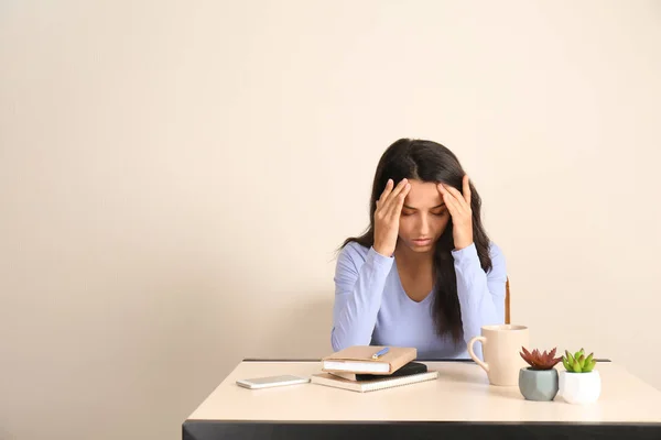 Benadrukt Dat Jonge Vrouw Zittend Aan Tafel Kantoor — Stockfoto