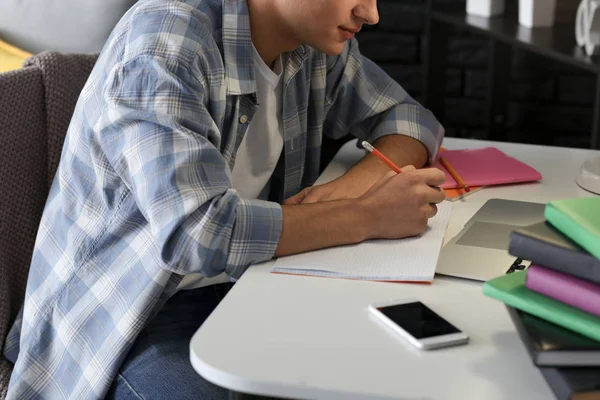 Estudante Sexo Masculino Preparando Para Exame Casa — Fotografia de Stock