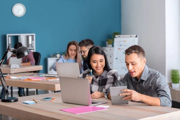 Young People Studying Laptop University — Stock Photo, Image