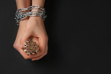 Zincir ve koyu arka plan üzerinde sigara ile eller. Bağımlılık kavramı