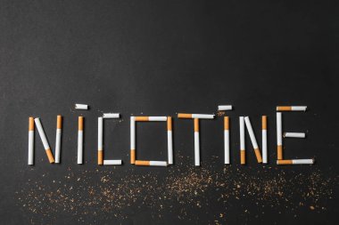 Word nikotin sigara koyu arka plan üzerinde ile yaptı. Bağımlılık kavramı