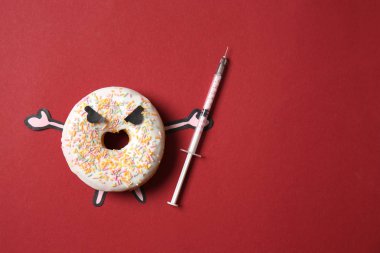 Kızgın halka renk arka plan üzerinde şırınga. Bağımlılık kavramı