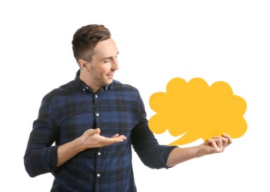 Beyaz arka plan üzerinde konuşma balonu ile genç adam