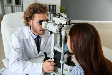 Göz doktoruna muayene Genç Kadın Kliniği