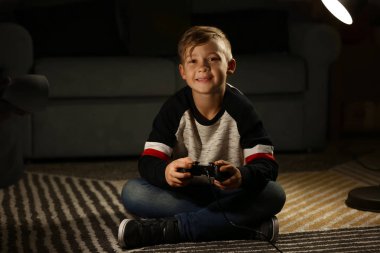Sevimli çocuk akşam geç video oyun oynarken