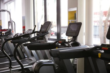 Modern bir spor salonu içinde koşu bandı satırı