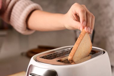 Kadın mutfakta kahvaltı için tost hazırlanıyor