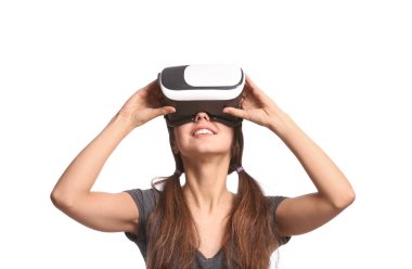 Beyaz arka planda sanal gerçeklik gözlüklü genç bir kadın.