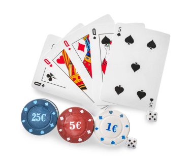 Kartları ve dices beyaz arka plan üzerinde poker oyunu için fiş