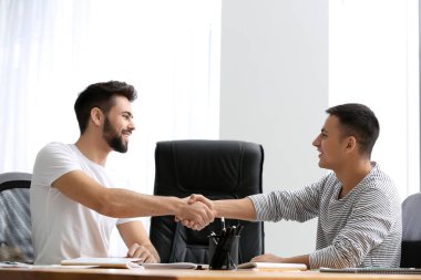 genç erkekler tokalaşırken ofiste