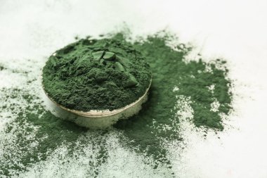 Spirulina tozu tablo ile kase