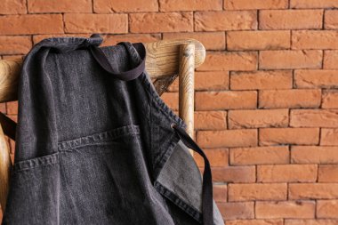 Duvara karşı sandalyeye şefin önlük