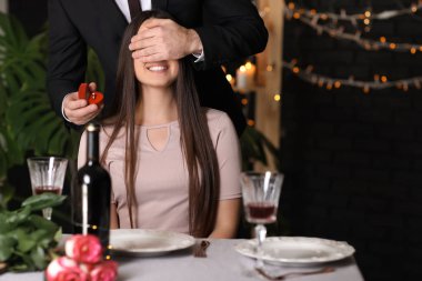 Genç adam onun sevgili restoranda için teklif