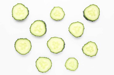 Beyaz arka planda, düz kesim salatalık yatıyordu