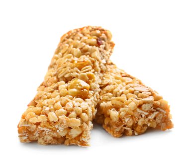 Beyaz zemin üzerine lezzetli granola barlar