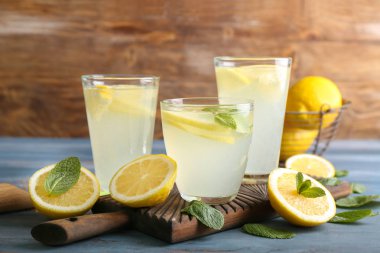 Ahşap masa üzerinde taze limonata