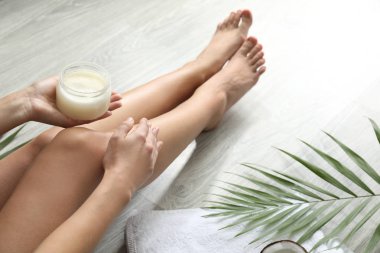 Hindistan cevizi yağı evde uygulama güzel genç kadın