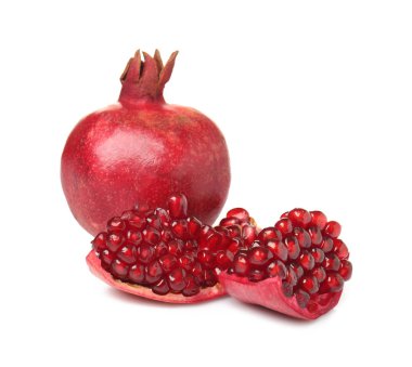 beyaz arkaplanda olgun nar