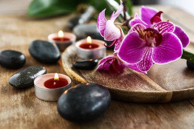 Taşlar, mumlar ve masaya, closeup çiçek güzel spa kompozisyonu