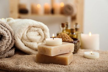Sabun ve mum masada güzel spa kompozisyonu