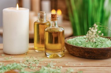 Uçucu yağ, mum ve spa tablo için deniz tuzu ile şişe