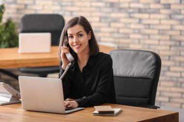 Genç kadın telefonla laptop Office ile çalışırken söz