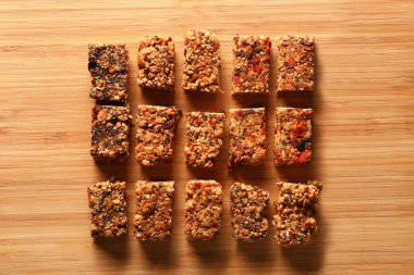 Lezzetli granola barlar ahşap arka plan üzerinde