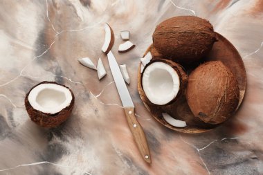 Olgunlaşmış hindistancevizi ve tablo üzerinde bıçak ile plaka