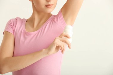 Açık renkli deodorant olan güzel kadın