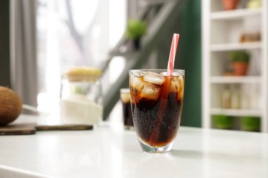 Lezzetli soğuk kola içecek beyaz masada bardak