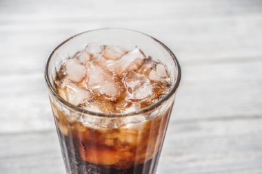 Beyaz ahşap masa lezzetli soğuk kola içki bardak
