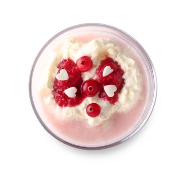 Beyaz zemin üzerine lezzetli kızılcık milkshake bardak