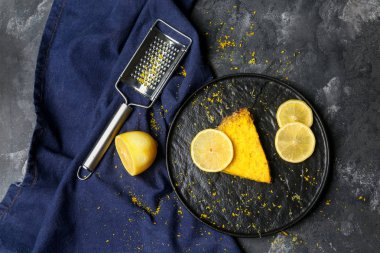 Pastadan lezzetli narenciye karanlık tablo ile plaka