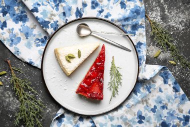 Plaka adet gri masada lezzetli börek ile