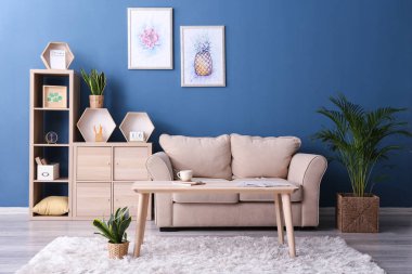 Oda rahat kanepe ve ahşap masa ile iç