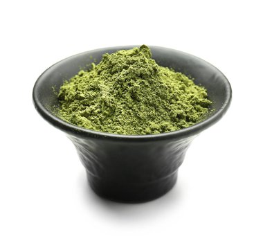 Beyaz arka planda pudralanmış kibrit çayı ile kase