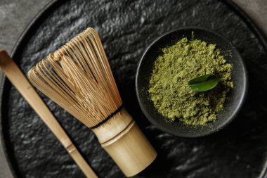 Toz matcha çay tepsisi ile kompozisyon
