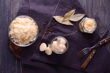 Ahşap masa üzerinde sarımsaklı lezzetli fermente lahana