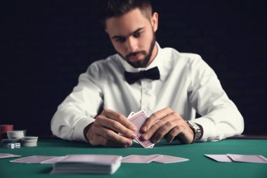 Yakışıklı poker oyuncusu Casino masada