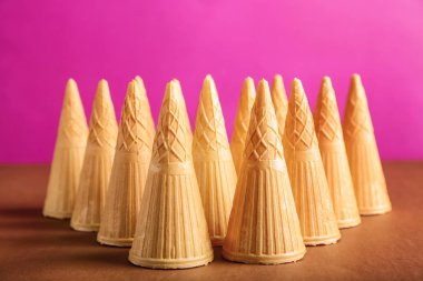 Lezzetli gözleme koniler renk arka plan karşı masada