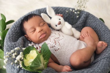 Sevimli uyuyan Afrikalı-Amerikalı Bebek portresi