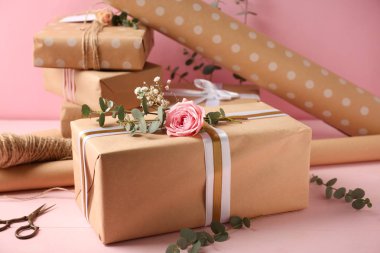 Festival Hediyelik kutu ve ambalaj kağıdı masada