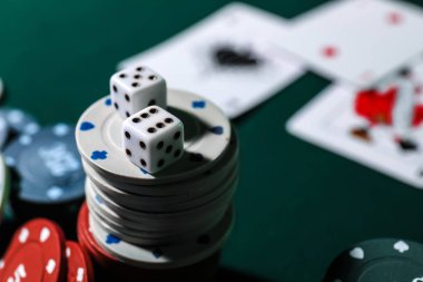 Cips ve dices Casino, closeup masada