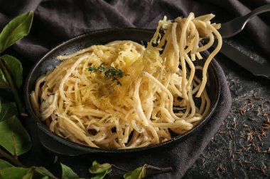 Lezzetli makarna peynir masasında yemek