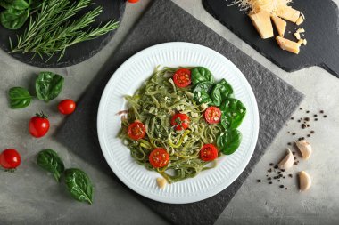 Tabak lezzetli renk makarna domates masada