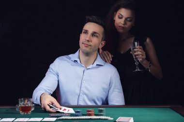Casino oynamak karısı olan adam