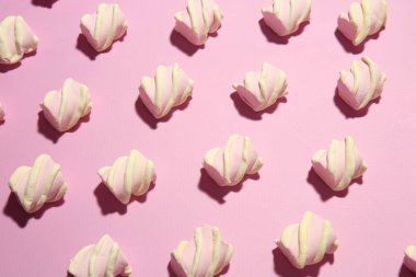 Renk arka plan üzerinde birçok lezzetli şekerleme