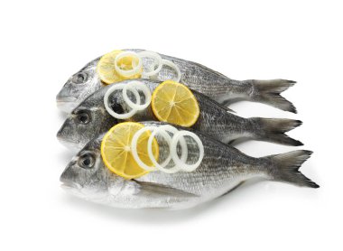 Limon ve beyaz zemin üzerine soğan taze dorado balık
