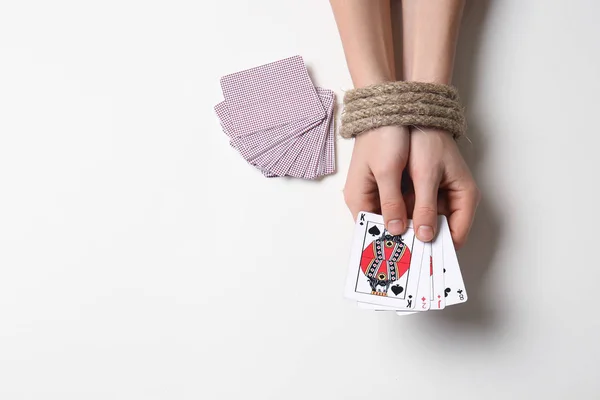 Γυναίκα Δεμένα Χέρια Και Παίζουν Χαρτιά Άσπρο Φόντο Έννοια Της — Φωτογραφία Αρχείου