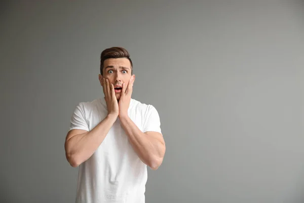 Jeune Homme Stressé Sur Fond Gris — Photo